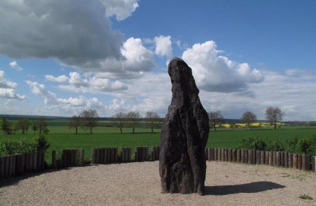 mnich-menhir